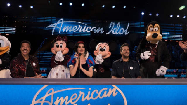 Katy Perry si trasforma in Biancaneve.