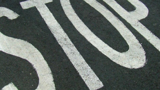 La segnaletica dello stop sul manto stradale