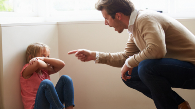Singolare punizione di un padre al figlio bullo