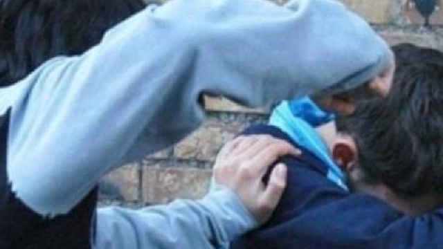 Viterbo: bullo pesta il compagno fuori dalla scuola: la colpa &egrave; dei prof