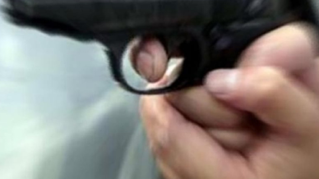 Brescia: pregiudicato entra in un azienda pistola alla mano