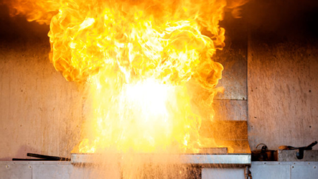 Da una pentola lasciata sul fuoco &egrave; partito un incendio in casa di una 96enne salvata da tre 15enni.