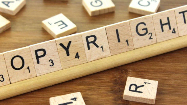 In alto, immagine creativa della parola copyright