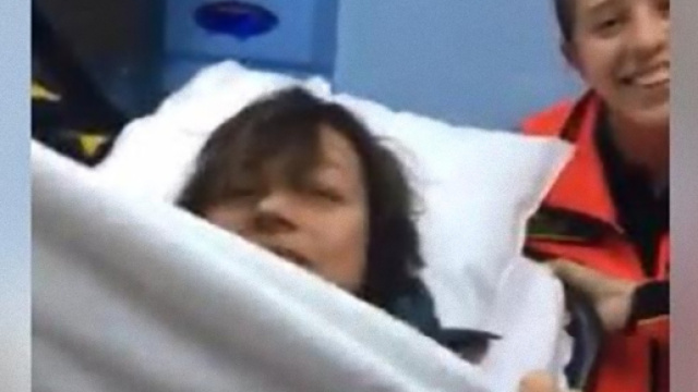 Paura per Gianna Nannini: cade durante un suo concerto.