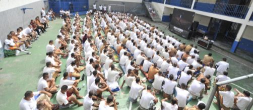 Presos do Centro de Deten&ccedil;&atilde;o Provis&oacute;ria de Pinheiros, em S&atilde;o Paulo, assistem ao filme "Nada a Perder"