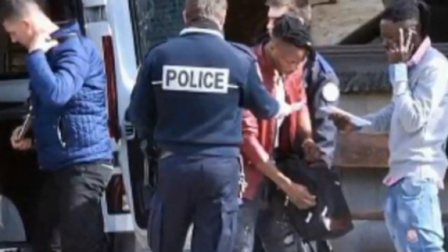 Blitz della polizia francese contro i migranti, polemiche (Fonte: Van News - Youtube)
