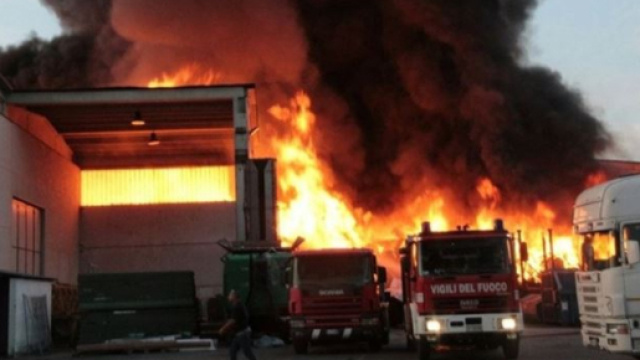 Catanzaro, incendio al pub "Tonnina's".