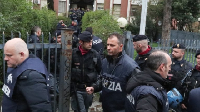 Fonte: http://milano.repubblica.it/cronaca/2018/04/05/news/milano_blitz_all_alba_in_via_padova_sgomberato_il_fortino_della_droga_-193024008/