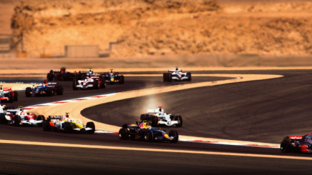 Fonte: https://commons.wikimedia.org/wiki/File:First_lap_2008_Bahrain.jpg
