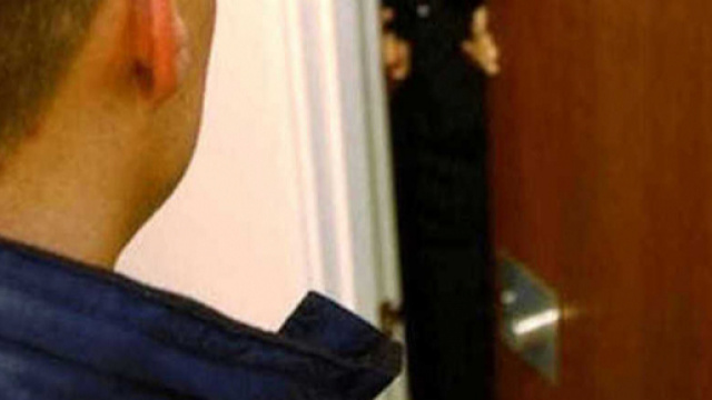 Marito aggredisce la moglie nel cuore della notte