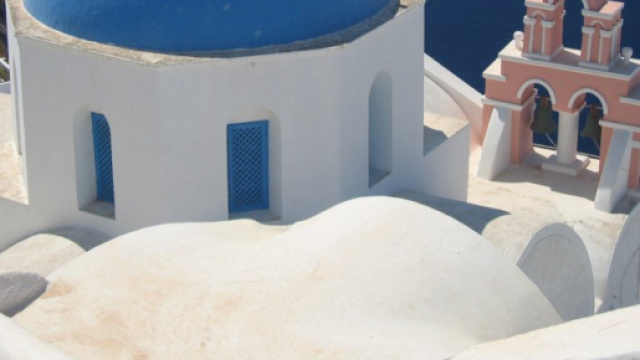 Santorini, la camera dei sogni: il corridoio &egrave; una piscina con ... - fanpage.it