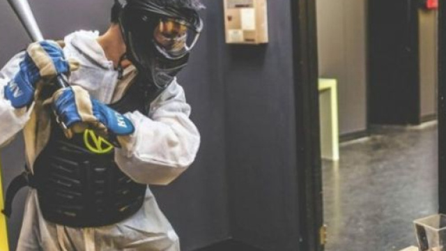 Ai clienti viene fornito un kit per distruggere vari oggetti e sfogarsi dallo stress