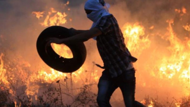Alcuni militanti palestinesi hanno dato alle fiamme almeno 10mila gomme durante le proteste di Gaza.