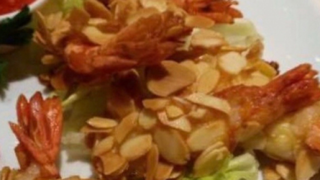 Gamberoni in tempura di mandorle serviti con salsa al peperoncino