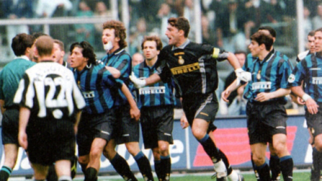 Juventus-Inter: Ceccarini e il fallo di Iuliano su Ronaldo