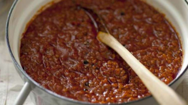 La mamma prepara un rag&ugrave; di carne, la figlia vegana la minaccia di morte con un coltello.