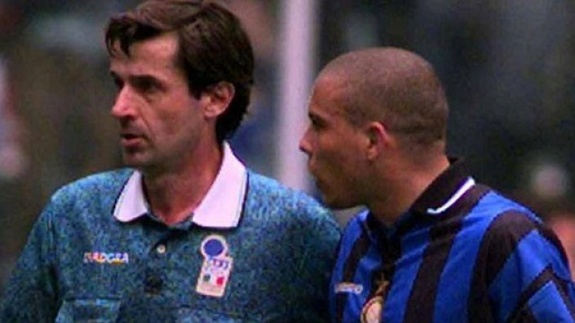 L'arbitro Ceccarini con il fuoriclasse brasiliano Ronaldo