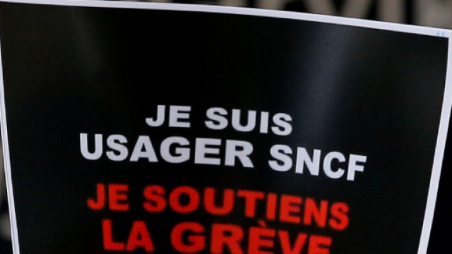 Pour soutenir les cheminots gr&eacute;vistes, une cagnotte a d&eacute;j&agrave; atteint 300 000 euros !