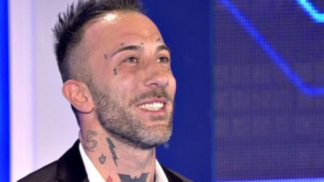 Simone Coccia mostra parti intime