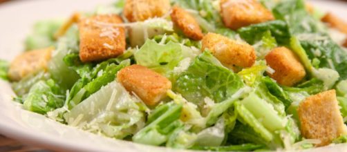 Deliciosa ensalada c&eacute;sar tradicional