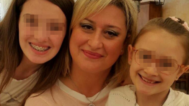 Antonietta Gargiulo, al centtro, con le sue due bimbe di 8 e 14 anni, Alessia e Martina (morte tragicamente per mano del padre)