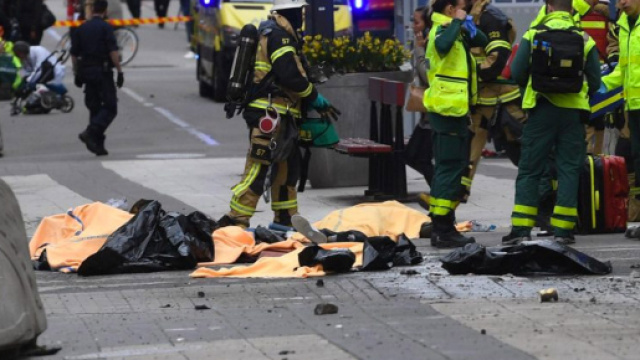Camion sulla folla a Stoccolma in pieno centro: almeno 4 morti e ... - lifegate.it