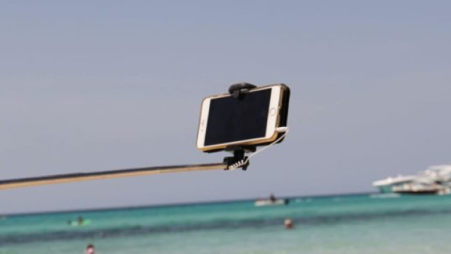 Genitori distratti mentre si scattano un selfie, il passeggino col bimbo finisce in mare.