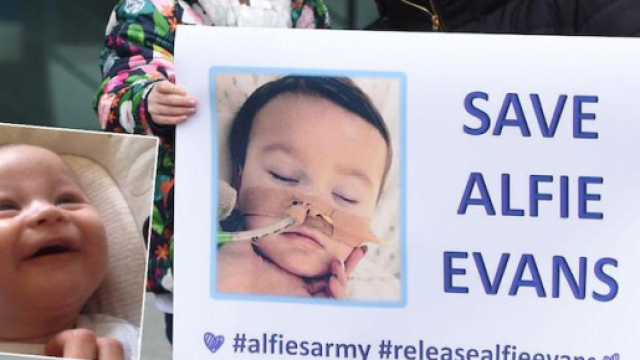 Il piccolo Alfie Evans in attesa del verdetto dell'Alta Corte Britannica