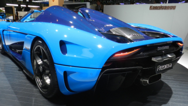 Nella parte posteriore, quello che sembra lo scarico &egrave; in realt&agrave; la ventola per i motori elettrici