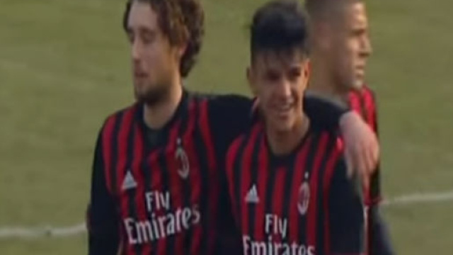 Raoul Bellanova (Milan Primavera) festeggiato dai suoi compagni di squadra
