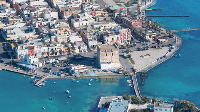 A Porto Cesareo i genitori fanno un selfie e il passeggino con il figlio finisce in mare.