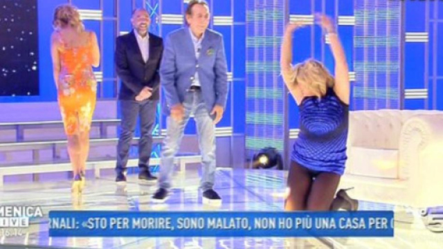 Nadia Rinaldi: ecco perch&egrave; Barbara D'Urso non le ha abbassato il vestito.