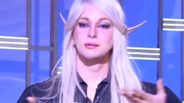 Barba D'Urso ospita un elfo in trasmissione