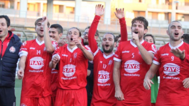 I ragazzi di mister Lelli festeggiano dopo una delle tante vittorie stagionali | fonte: Cronache Ancona - cronacheancona.it