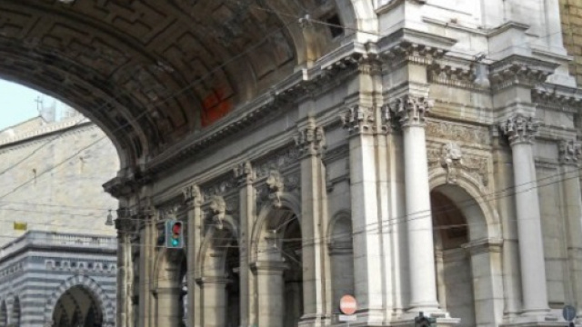 Il Ponte Monumentale di Genova da cui si &egrave; gettato un uomo