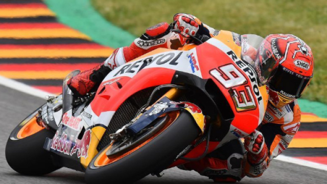 Marquez fuori di testa: va contromano, abbatte Valentino Rossi ed altri 4 piloti