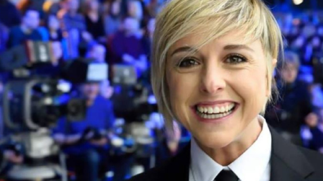 Nadia Toffa mentre indossa il suo vestito migliore: il sorriso