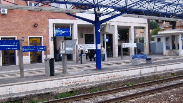 Stazione di Ladispoli: un consueto attraversamento dei binari - paeseroma.it