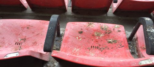 Asiento con excrementos de paloma (v&iacute;a @FernandoSebas73)