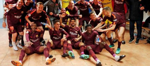 El equipo completo del Bar&ccedil;a celebra la Liga n&uacute;mero 25 ganada en A Coru&ntilde;a, en el vestuario de Riazor.