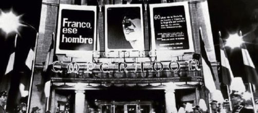 Estreno en un cine de 1964 del documental "Franco, ese hombre" de Jos&eacute; Luis S&aacute;enz De Heredia.