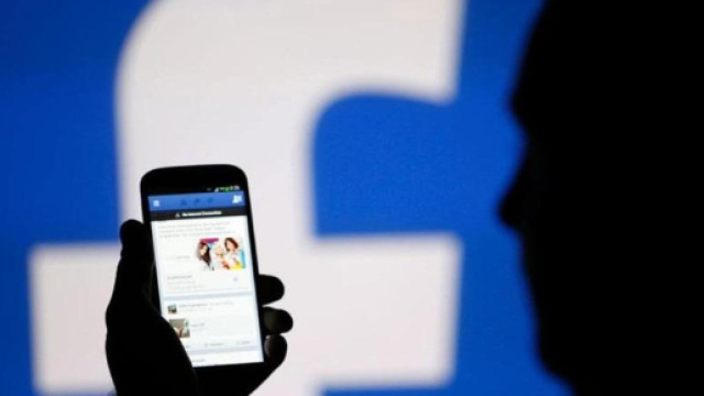 Facebook sfida Tinder: chat per gli incontri