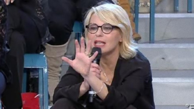 Uomini e Donne: Maria De Filippi rimprovera un corteggiatore.