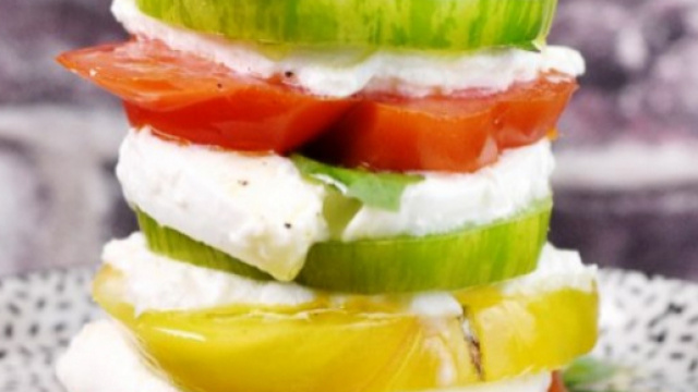 Hamburger multicolore con mozzarella e pomodori colorati