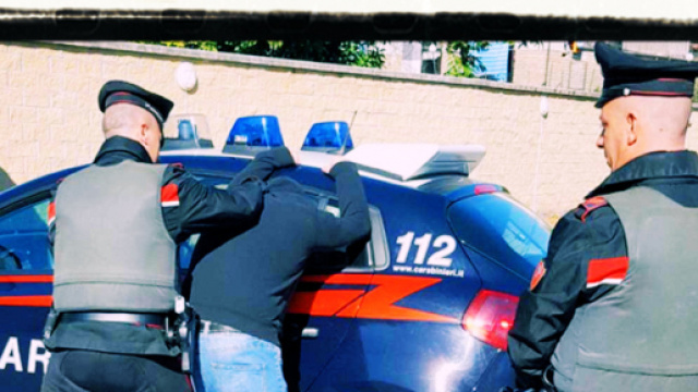 Il giovane di origini marocchine &egrave; stato arrestato dai Carabinieri.