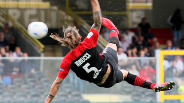 Nella foto della Lega B, Tonucci colpisce il pallone in acrobazia e realizza il 2-0