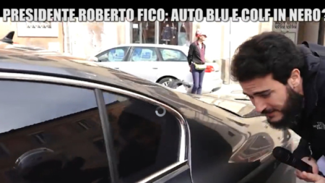 Roberto Fico mentre scappa con l'auto blu