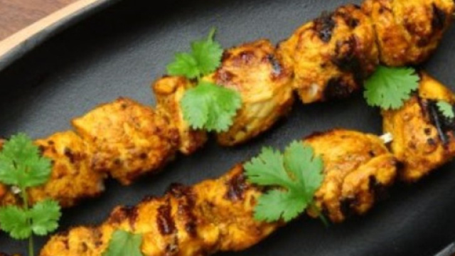 Spiedini di pollo con le spezie