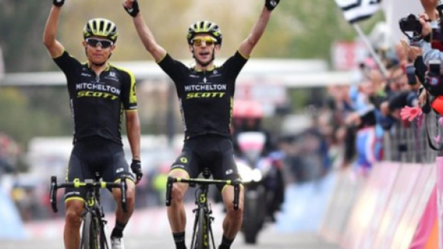 Arrivo in parata per Chaves e Yates sull'Etna