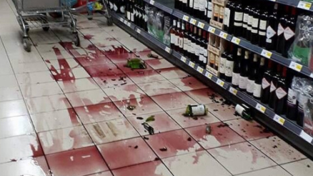 Danni, supermercato Mayotte: https://www.emsc-csem.org/Earthquake/Gallery/?id=666262